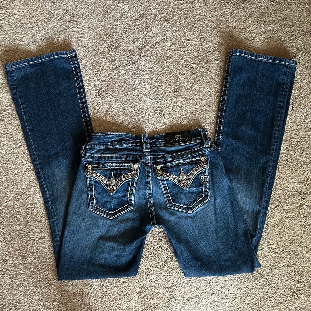 Low wasted signature boot cut Miss Me’s. 27” waist, 32” inseam.